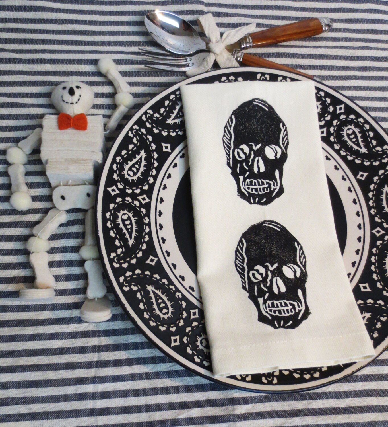 Skull Printed Napkin Set: Halloween Decor, Set of 4