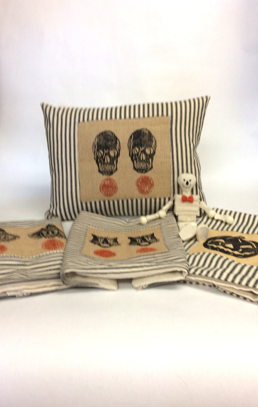 Halloween Skull Kidney Pillow: Burlap Lumbar Pillow, Gothic Decor